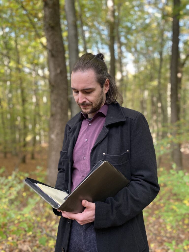 Trauerredner Simon Kliebenstein bei einer Rede im Friedwald