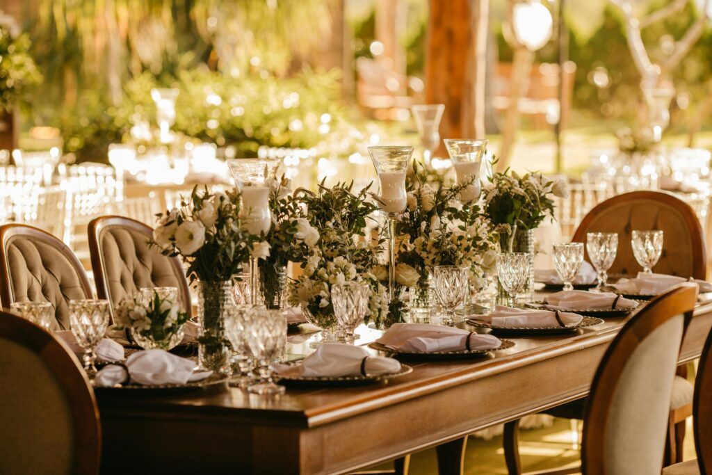 Elegante Hochzeitsfeier mit liebevoll gedeckter Tafel und floraler Dekoration